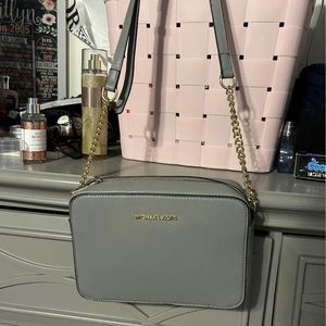 Grey Michael Kors crossbody bag perfect for everyday use.